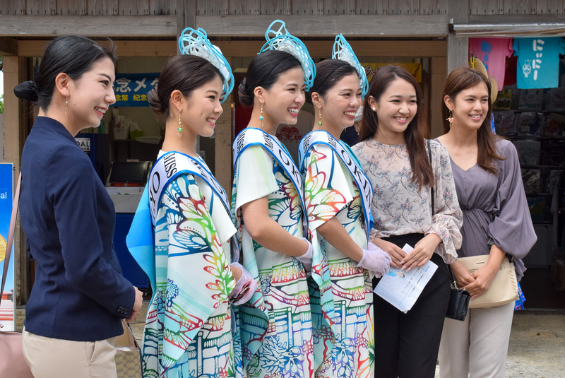 第38代ミス沖縄の玉城真由佳さん、スピーナ瑛利香さん、譜久里美樹さんの姿も。6名揃って記念撮影していた