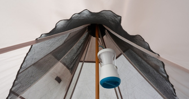 センターフレーム上部にランタンを設置できるフックを装備