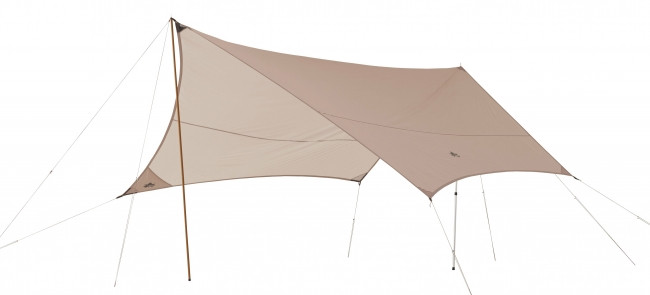 ヘキサ型タープは、高さ2段階調節可能で、傾斜がかかるように設計することで雨や風にも強い。別売りのキャノピーポールを使用すれば、タープ単独での利用も可能