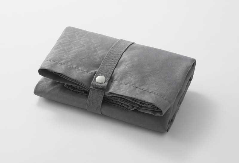 飛行機で預ける際などに傷や汚れを防ぐ「スーツケースカバー」付き