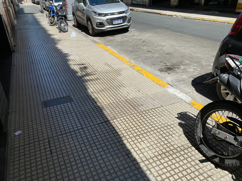 夏のブエノスアイレスはエアコンの水がバルコニーから落ちてきます