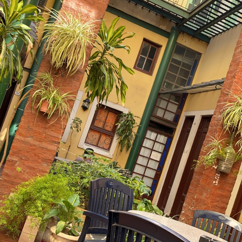 最初に宿泊したホステル「Santino Hi Recoleta」。大きな中庭がとっても素敵