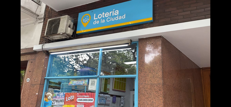 宝くじ売り場。どの店舗も同じ外観です