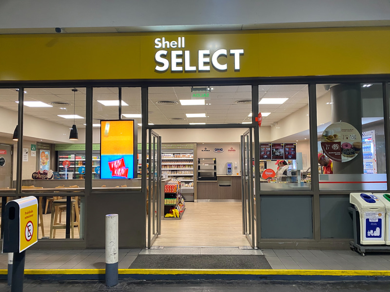 サンドイッチやお菓子など豊富な品揃え