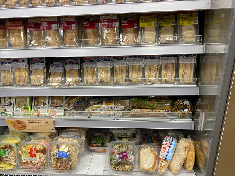 サンドイッチやお菓子など豊富な品揃え