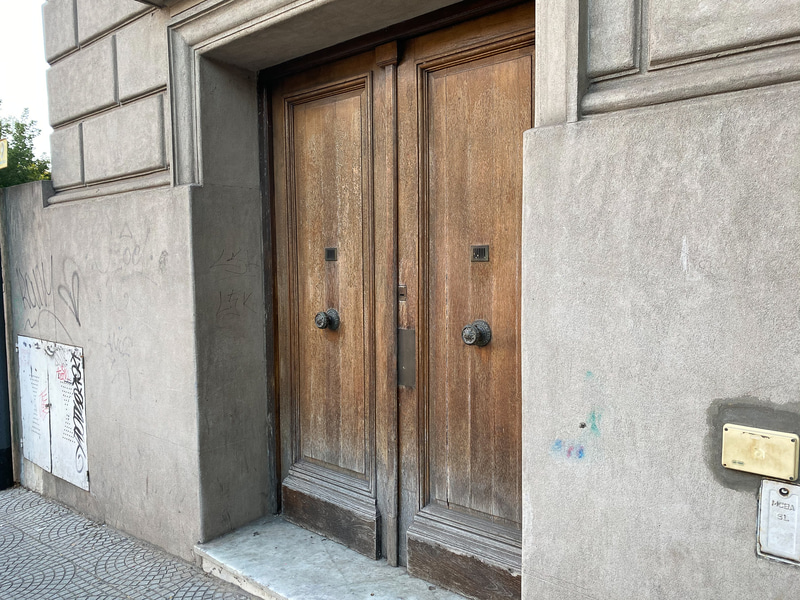 この扉の前が列の始まりです