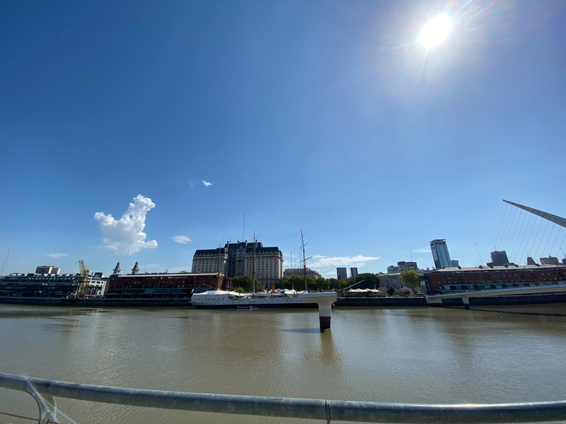 川沿いの街、プエルトマデロの景色