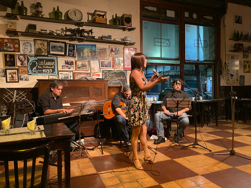 「Las laureles」の店内。地元民の集うタンゲリーア（タンゴを楽しむお店）