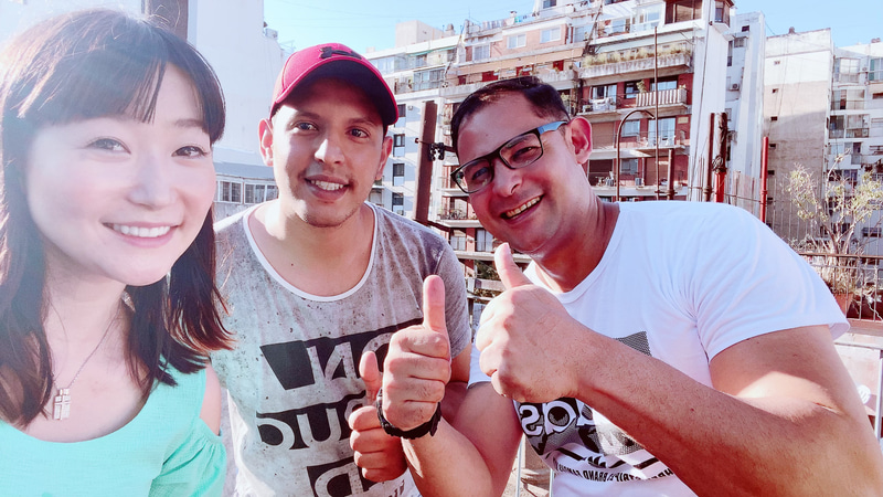 歌い終わったあとに宿のスタッフさんたちと。とても喜んでくれて、こちらがうれしくなってしまいました