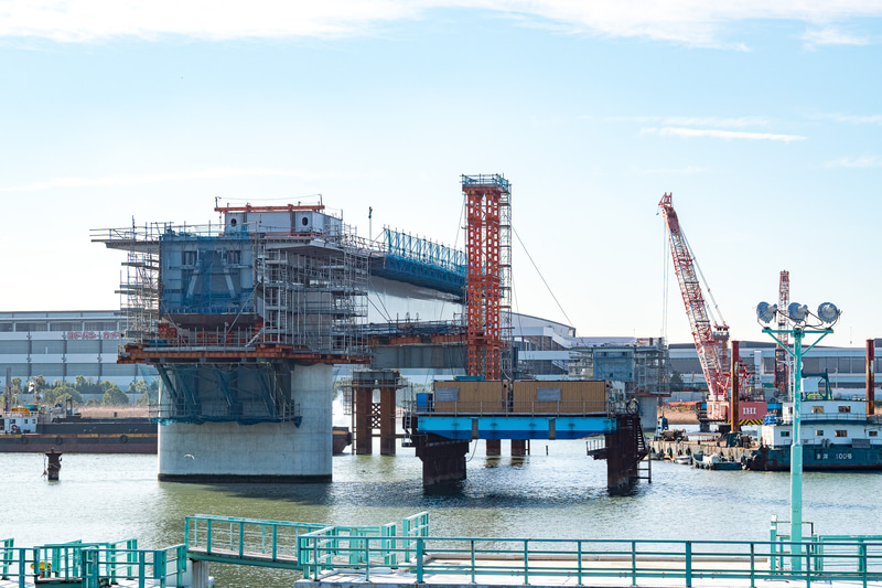 工事が進む羽田連絡道路。写真は2020年1月に撮影したもので、手前がP4橋脚と2019年9月に架設された鋼橋。2020年4月には写真奥に写るP3橋脚に鋼橋を架設している
