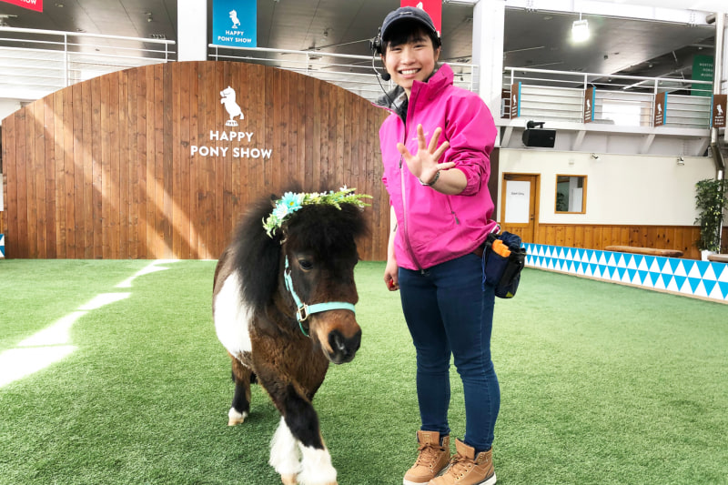 ノーザンホースパーク 乗馬営業課スタッフの田澤直沙美さんとショーポニーのすーちゃん