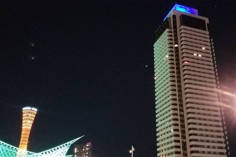 トップライトはブルーライトアップを実施中