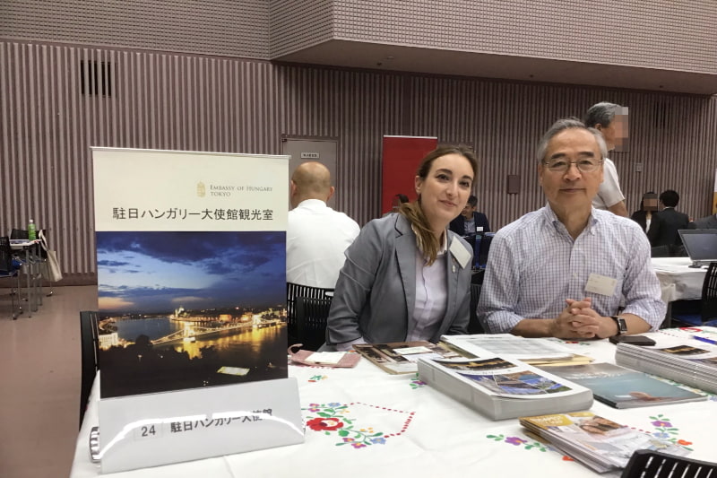 駐日ハンガリー大使館 一等書記官のコロジ＝キシ・エステル氏と同 観光室の勝田基嗣氏