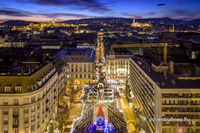 ブダペストクリスマスマーケット 聖イシュトヴァーン大聖堂前広場