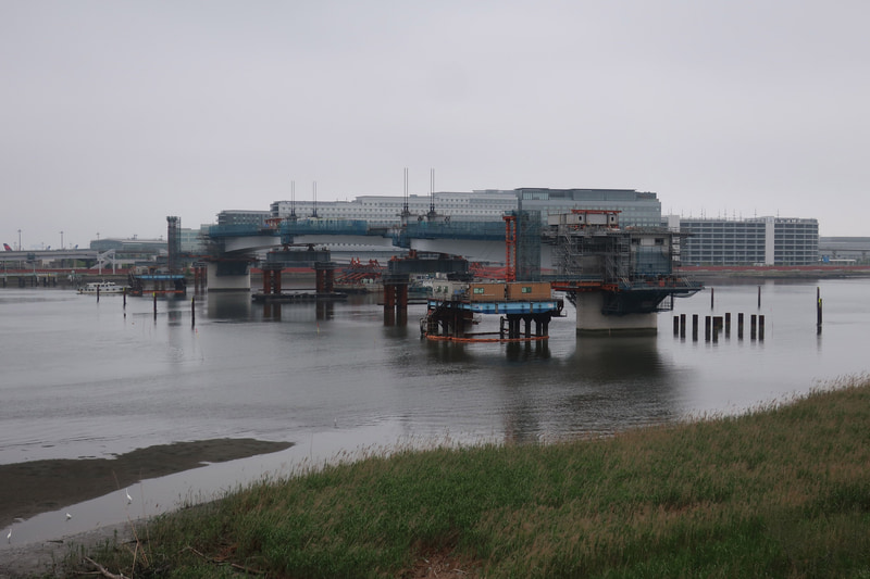 橋桁を吊り上げて架設