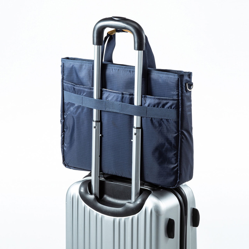 キャリーのハンドルに通せるキャリーサポーターも有する