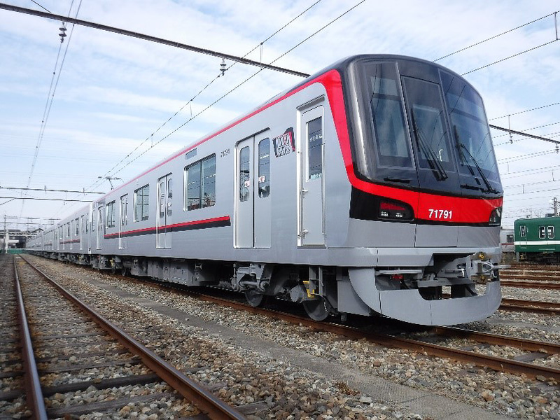 東武鉄道70090型車両を使う「THライナー」