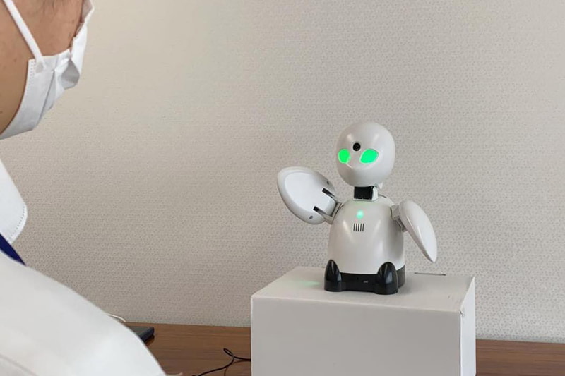 神奈川県内の宿泊療養施設に分身ロボット「OriHime」を導入
