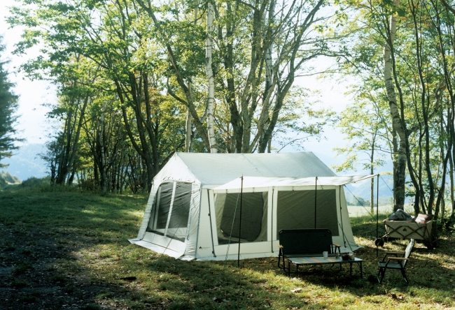 ロゴスはグランベーシックシリーズとして復刻したコテージ型テント「グランベーシック リバイバルコテージ L-BJ」を発売する