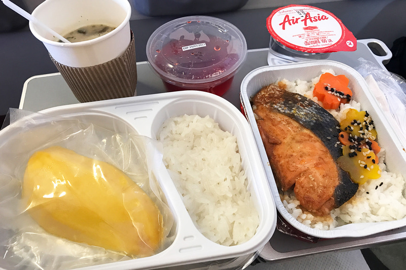 こちらはエアアジアの機内食。メインのシャケ弁と遜色ない存在感がすごい