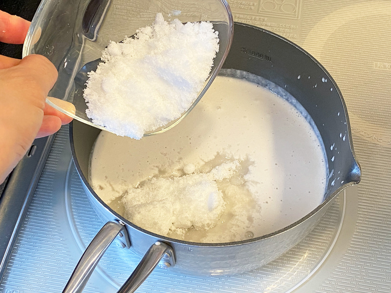 ココナッツミルク300gに砂糖100gと塩少々を入れ弱火にかけます