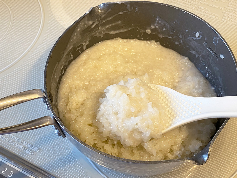 甘いココナッツミルクソースと混ぜます（食べる量だけ）。このくらいドロドロのお粥状でも、お米がぐんぐん吸収していきます