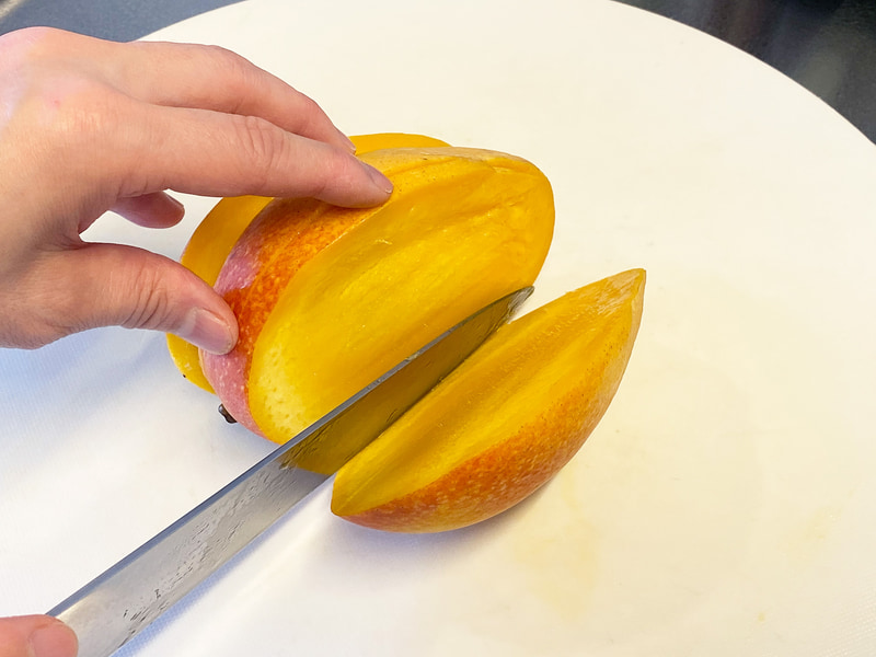 種の部分を残して左右に切ります