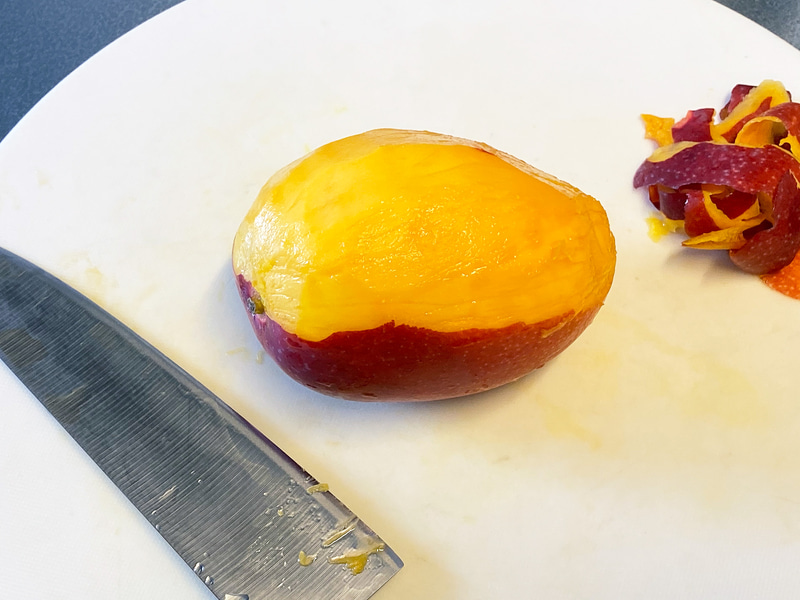 半分くらい皮をむいて切り落としたら、