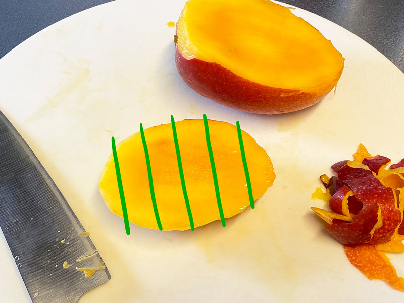 このように切ります。大胆に切る方がリッチな気分を味わえます