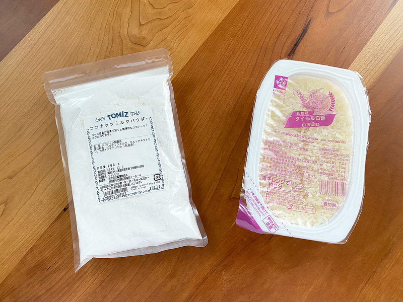 ココナッツミルクパウダー（左）とタイ産のレトルトもち白飯