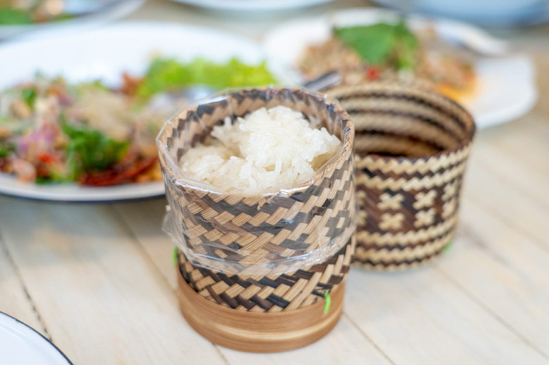 タイのレストランではもち米はこのようなカゴに入れて出されることが多いのですが、