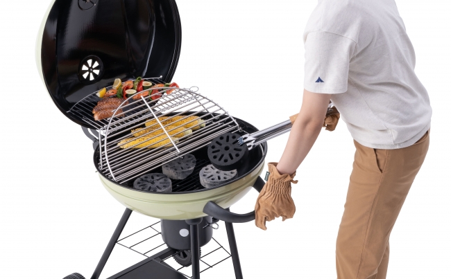 焼き網の手前半分が開くため炭の継ぎ足しがスムースに