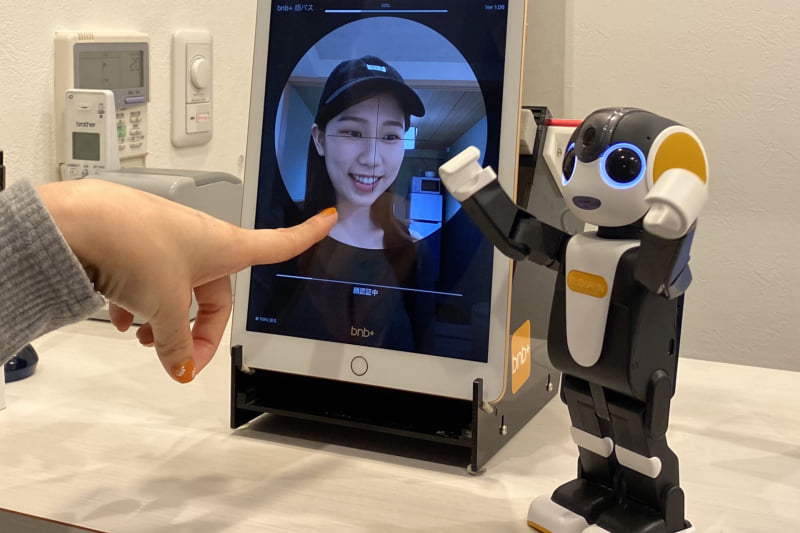 「bnb+ 虎ノ門店」のフロントに設置されるRoBoHoN
