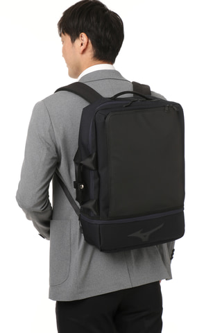 洋服の青山」と「ミズノ」がコラボしたビジネスバックパック 「ダイナ