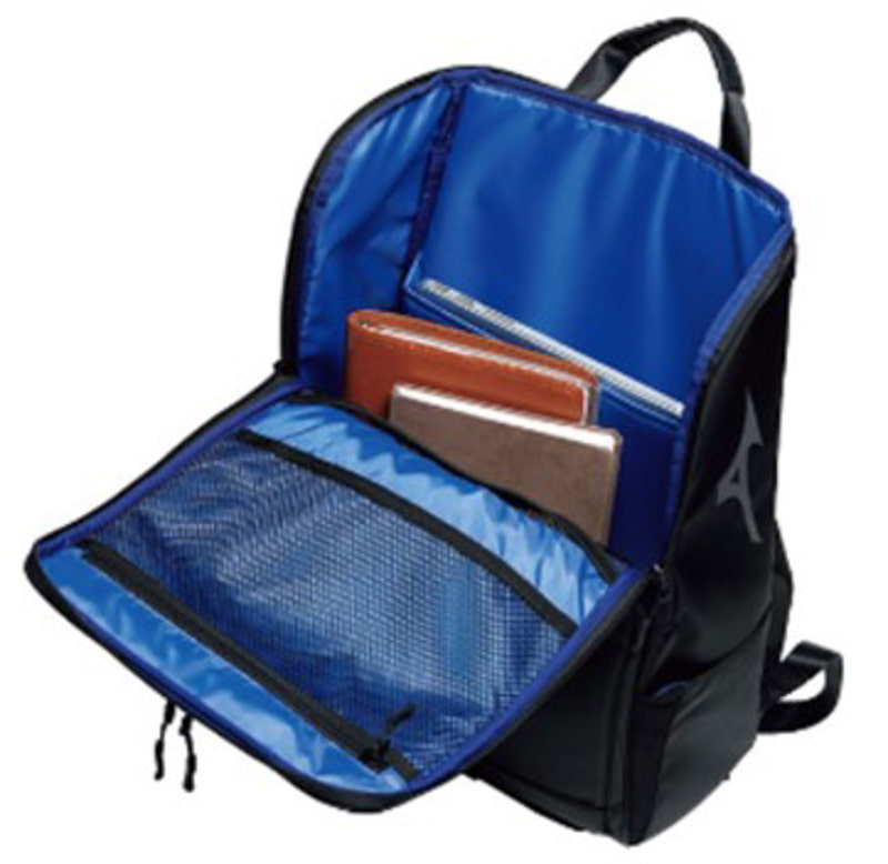 どちらのタイプもノートPCを収納できる大口のポケットや、底部にもシューズや衣類用の収納スペースを備えるなど高い収納力が特徴