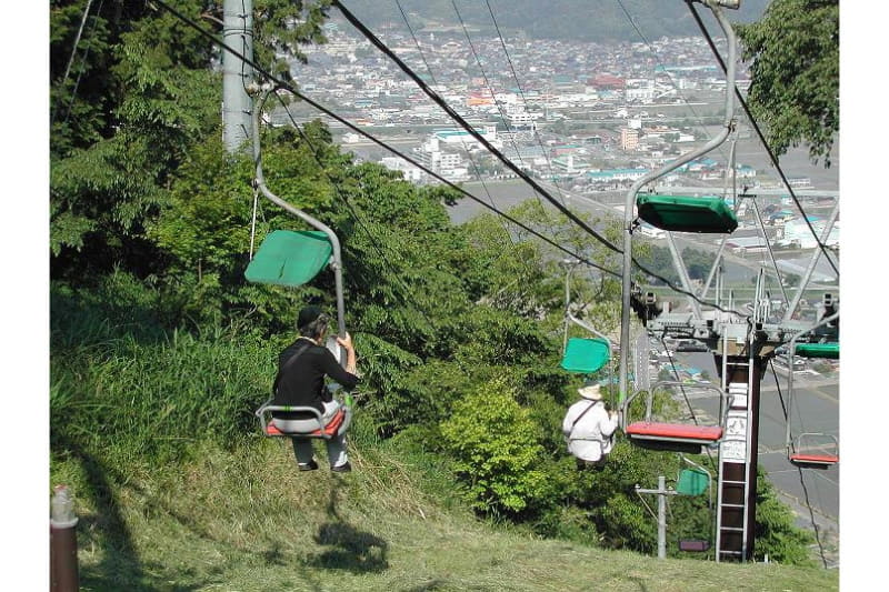 賤ケ岳リフトに乗っている様子