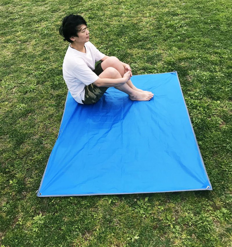 UV加工のテント生地を使った130×160cmのアウトドアマットで、レジャーシート・サンシェード・レインコートで使える