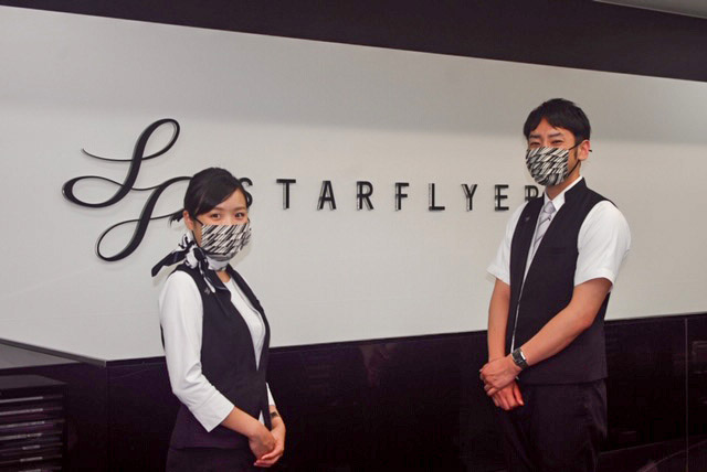 着用イメージ。写真左は6月に勇退する代表取締役 社長執行役員 松石禎己氏