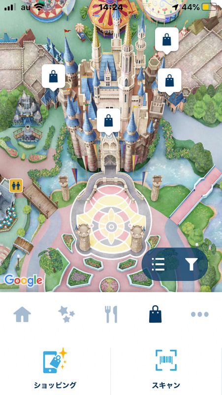 「東京ディズニーリゾート・アプリ」のメイン画面。「バッグ型のアイコン」→「ショッピング」から専用ページへ