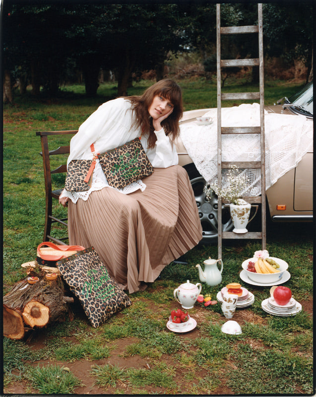 （上から）「マルチ 2クラッチ」「エメラルド トート」