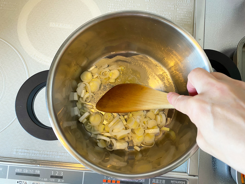 弱火でバターを溶かしたら、ネギを入れてしんなりするまで炒めます