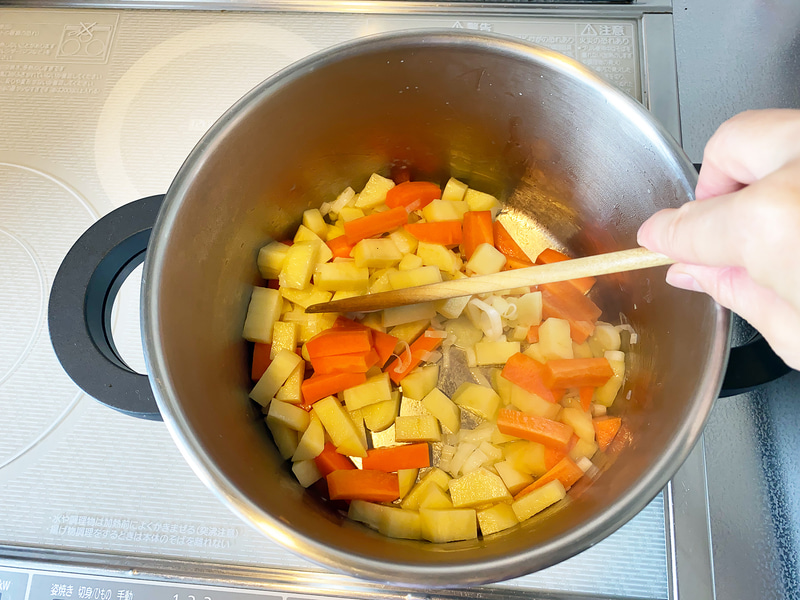 じゃがいもと人参を入れてもう少し炒めます