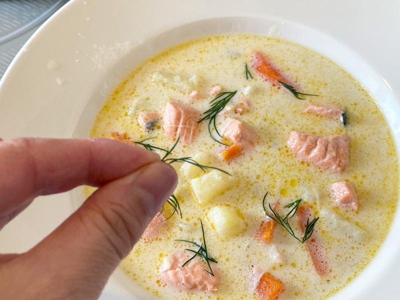 葉っぱの部分をちぎって散らします