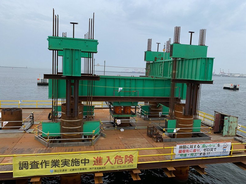 静的載荷試験機。写真右のオレンジの円柱が、1万kN対応の油圧ジャッキで、これを4基使用して荷重をかける