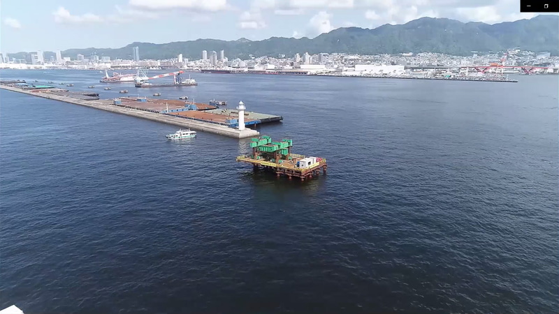 ドローンで撮影された載荷試験のための海上ステージ