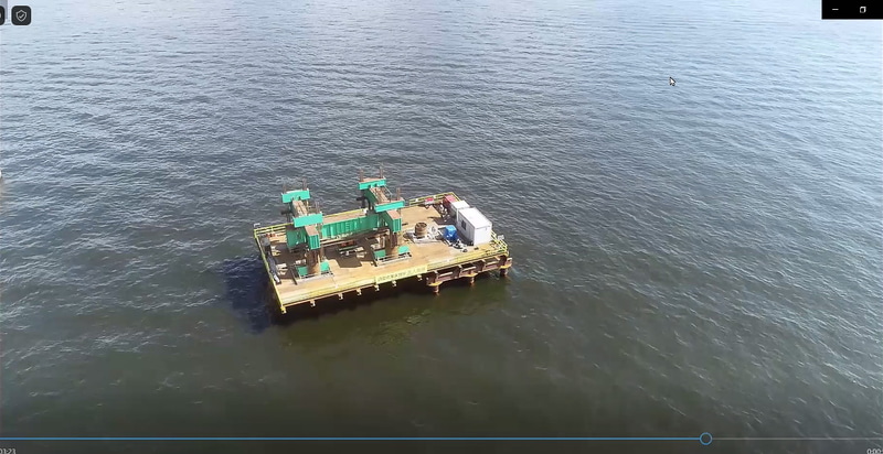 ドローンで撮影された載荷試験のための海上ステージ