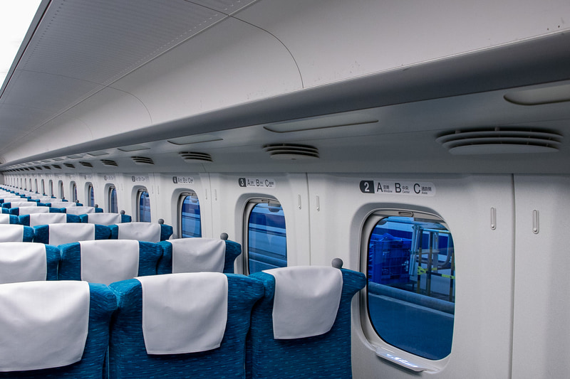 コロナ禍で在来線では車両の窓開けが定着しているが、新幹線の窓は開かない