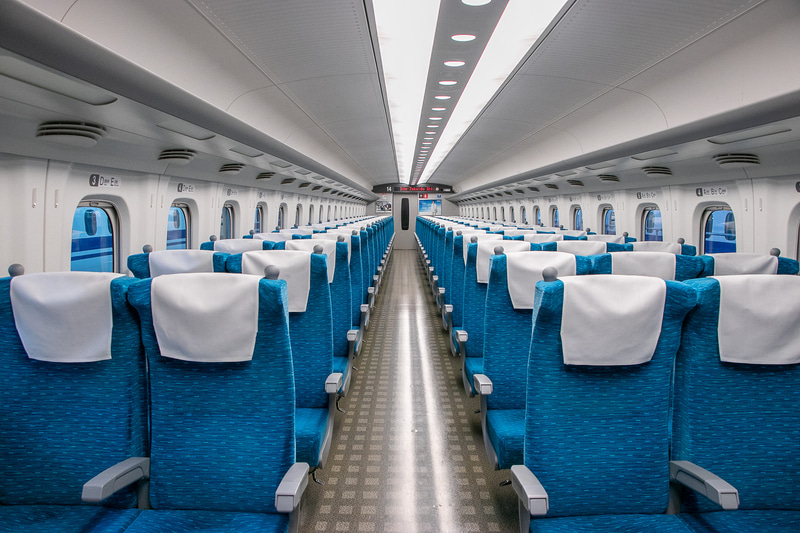 コロナ禍で在来線では車両の窓開けが定着しているが、新幹線の窓は開かない