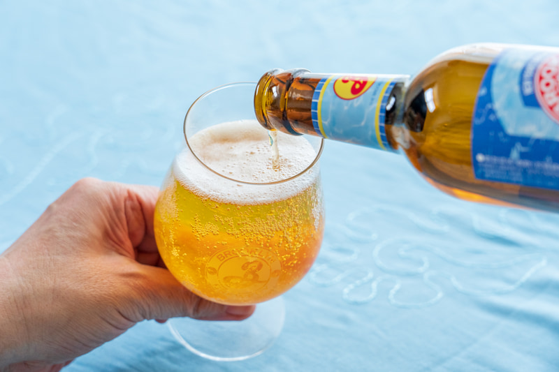 ブルックリンサマーエールをゆっくり注ぎます