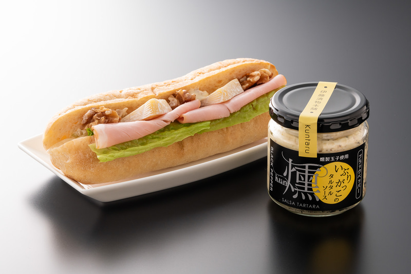 国際線ビジネスクラスで提供する「ポークハムといぶりがっこ入りタルタルのカスクートサンド」